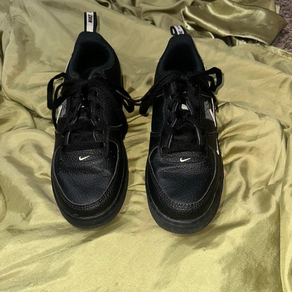 Nike Air Force 1 Black Leather Sneakers Low Top size 7Y
